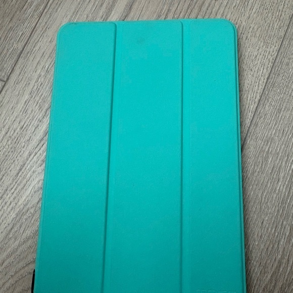 Apple iPad Mini 4 with charger and green folio case included. - Picture 2 of 5